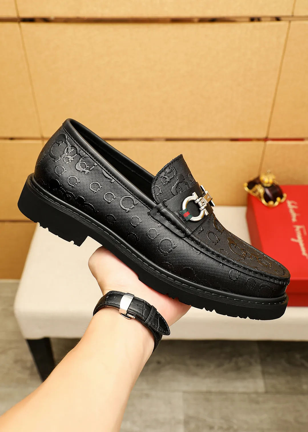 Men's shoes 💰520 💐 Product trademark: Ferragamo "Ferragamo" casual leather shoes Regular size: 38-44 (45.46🉑️customized) Product materials: Selected imported first-layer calfskin embossed upper + original hardware buckle, imported water-dyed cow leather lining. Strong three-dimensional visual effect, original outsole color: 1⃣️color optional